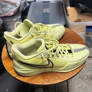 Nike Sabrina 1 size 12 yellow highlighter